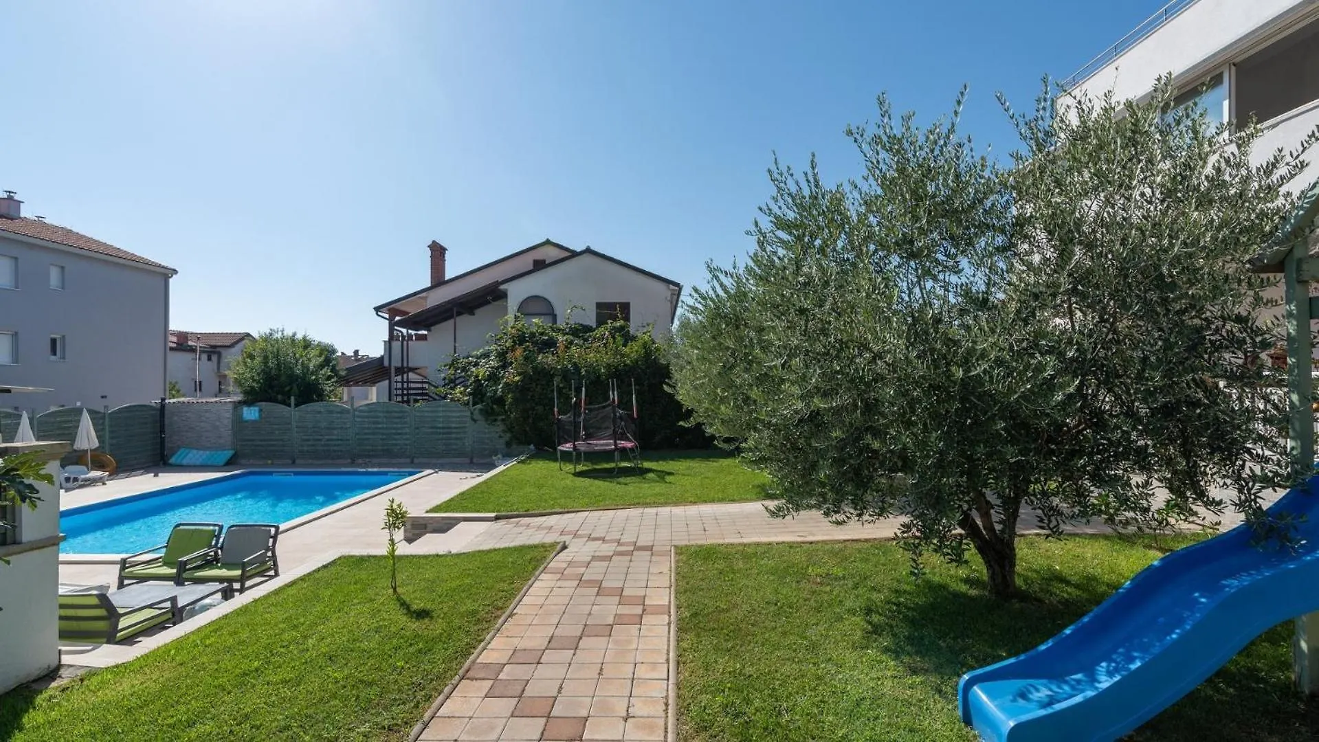 Casa de hóspedes Holiday Apartments Villa Tina Karpinjan